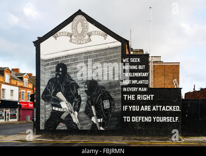 Un grand UVF peinture murale sur un mur pignon sur l'Newtonards Road zone de East Belfast. Banque D'Images