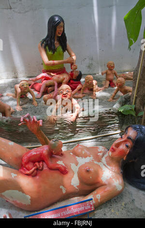 Statues de scènes horribles de l'enfer au Wat Mae Kaet Noi ou l'enfer 'Temple' de Mae Rim, Chiang Mai, Thaïlande. Il a été créé Banque D'Images