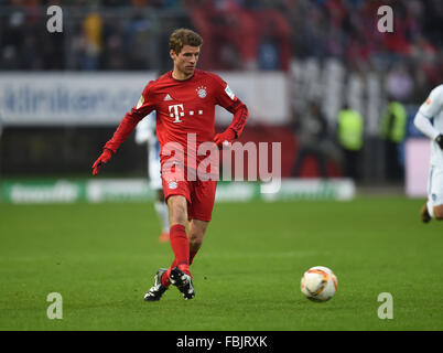 Karlsruhe, Allemagne. 16 janvier, 2016. Thomas Mueller Munich pendant le test match entre Karlsruher SC et FC Bayern Munich en Wildpark Stadium à Karlsruhe, Allemagne, 16 janvier 2016. Photo : ULI DECK/dpa/Alamy Live News Banque D'Images