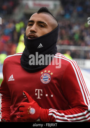 Karlsruhe, Allemagne. 16 janvier, 2016. La Munich Arturo Vidal pendant le test match entre Karlsruher SC et FC Bayern Munich en Wildpark Stadium à Karlsruhe, Allemagne, 16 janvier 2016. Photo : ULI DECK/dpa/Alamy Live News Banque D'Images