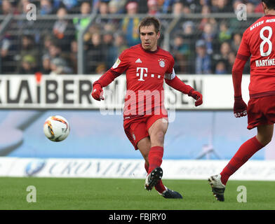 Karlsruhe, Allemagne. 16 janvier, 2016. Munich, Philipp Lahm pendant le test match entre Karlsruher SC et FC Bayern Munich en Wildpark Stadium à Karlsruhe, Allemagne, 16 janvier 2016. Photo : ULI DECK/dpa/Alamy Live News Banque D'Images