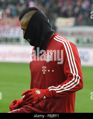 Karlsruhe, Allemagne. 16 janvier, 2016. La Munich Arturo Vidal pendant le test match entre Karlsruher SC et FC Bayern Munich en Wildpark Stadium à Karlsruhe, Allemagne, 16 janvier 2016. Photo : ULI DECK/dpa/Alamy Live News Banque D'Images