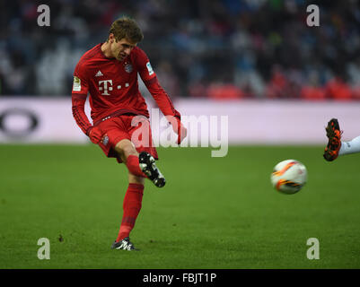 Karlsruhe, Allemagne. 16 janvier, 2016. Thomas Mueller Munich pendant le test match entre Karlsruher SC et FC Bayern Munich en Wildpark Stadium à Karlsruhe, Allemagne, 16 janvier 2016. Photo : ULI DECK/dpa/Alamy Live News Banque D'Images