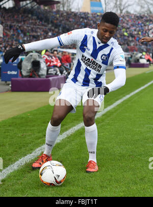 Karlsruhe, Allemagne. 16 janvier, 2016. Le Karlsruher Boubacar Barry lors du test match entre Karlsruher SC et FC Bayern Munich en Wildpark Stadium à Karlsruhe, Allemagne, 16 janvier 2016. Photo : ULI DECK/dpa/Alamy Live News Banque D'Images