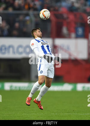 Karlsruhe, Allemagne. 16 janvier, 2016. Le Karlsruher Dimitrij Nazarov pendant le test match entre Karlsruher SC et FC Bayern Munich en Wildpark Stadium à Karlsruhe, Allemagne, 16 janvier 2016. Photo : ULI DECK/dpa/Alamy Live News Banque D'Images