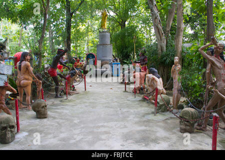 Statues de scènes horribles de l'enfer au Wat Mae Kaet Noi ou l'enfer 'Temple' de Mae Rim, Chiang Mai, Thaïlande. Il a été créé Banque D'Images