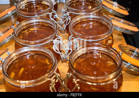 Marmelade faite maison cools et fixe dans une rangée de bocaux de stockage à ressort Banque D'Images