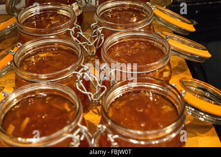 Marmelade faite maison cools et fixe dans une rangée de bocaux de stockage à ressort Banque D'Images