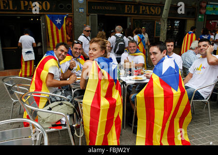 Environ 2 millions de pro-indépendantistes catalans se réunissent sur la Avinguda Meridiana, drapeau catalan de Barcelone Banque D'Images