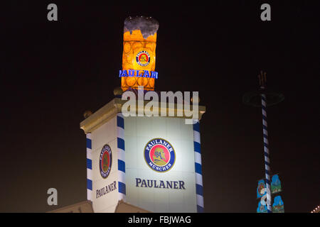 Tour de la bière Paulaner sur beer hall éclairé la nuit à l'Oktoberfest de Munich, en Allemagne. Banque D'Images