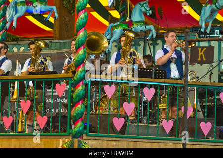 Brass moo-pah-pah groupe jouant à l'intérieur d'une tente à bière à l'Oktoberfest de Munich, en Allemagne. Banque D'Images