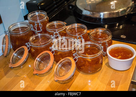 Marmelade faite maison cools et fixe dans une rangée de bocaux de stockage à ressort Banque D'Images