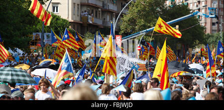 Environ 2 millions de pro-indépendantistes catalans se réunissent sur la Avinguda Meridiana, Barcelone Banque D'Images