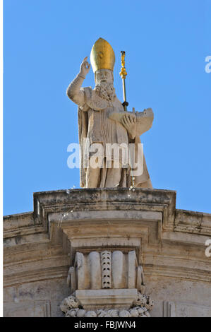 Sculpture religieuse sur le toit de l'église St Blaise dans la vieille ville, Dubrovnik, Croatie. Banque D'Images