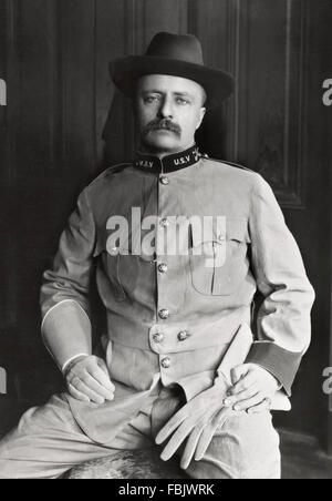 Lt colonel Theodore Roosevelt, 26e président des USA, dans l'uniforme du 1er Régiment de Cavalerie volontaire des Etats-Unis (les Rough Riders), 1898 Banque D'Images