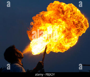 DHAKA, BANGLADESH 14 Janvier 2016 : Population d'Old Dhaka division incendie jouer en utilisant l'huile de kérosène sur le toit de leur immeuble à l'occasion d'Shakrain festival à Dhaka le 14 janvier 2016. Le Shakrain Festival a eu lieu dans la région de Shakhari Bazar de la vieille ville de Dhaka. Shakrain aussi connu sous le nom de Festival du cerf-volant est célébré à Dhaka, au Bangladesh, à la fin de la mois Poush Bangla. Shakrain Festival à l'un des plus vieux, célèbre et important festival annuel du Bangladesh. C'est le symbole de l'unité et de l'amitié au Bangladesh. Shakrain Festival est important, en particulier pour les f Banque D'Images