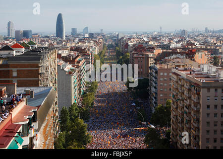 Environ 2 millions de pro-indépendantistes catalans se réunissent sur la Avinguda Meridiana, Barcelone Banque D'Images