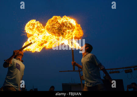 DHAKA, BANGLADESH 14 Janvier 2016 : Population d'Old Dhaka division incendie jouer en utilisant l'huile de kérosène sur le toit de leur immeuble à l'occasion d'Shakrain festival à Dhaka le 14 janvier 2016. Le Shakrain Festival a eu lieu dans la région de Shakhari Bazar de la vieille ville de Dhaka. Shakrain aussi connu sous le nom de Festival du cerf-volant est célébré à Dhaka, au Bangladesh, à la fin de la mois Poush Bangla. Shakrain Festival à l'un des plus vieux, célèbre et important festival annuel du Bangladesh. C'est le symbole de l'unité et de l'amitié au Bangladesh. Shakrain Festival est important, en particulier pour les f Banque D'Images