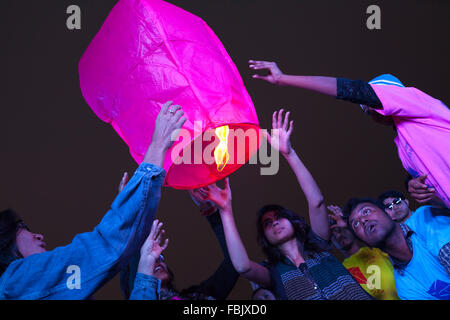 DHAKA, BANGLADESH 14 Janvier 2016 : Population d'Old Dhaka battant fanush sur le toit de leur immeuble à l'occasion d'Shakrain festival à Dhaka le 14 janvier 2016. Le Shakrain Festival a eu lieu dans la région de Shakhari Bazar de la vieille ville de Dhaka. Shakrain aussi connu sous le nom de Festival du cerf-volant est célébré à Dhaka, au Bangladesh, à la fin de la mois Poush Bangla. Shakrain Festival à l'un des plus vieux, célèbre et important festival annuel du Bangladesh. C'est le symbole de l'unité et de l'amitié au Bangladesh. Shakrain Festival est important, en particulier pour les lots de vol de cerf-volant coloré Banque D'Images