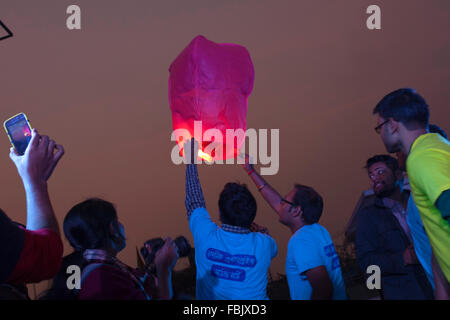 DHAKA, BANGLADESH 14 Janvier 2016 : Population d'Old Dhaka battant fanush sur le toit de leur immeuble à l'occasion d'Shakrain festival à Dhaka le 14 janvier 2016. Le Shakrain Festival a eu lieu dans la région de Shakhari Bazar de la vieille ville de Dhaka. Shakrain aussi connu sous le nom de Festival du cerf-volant est célébré à Dhaka, au Bangladesh, à la fin de la mois Poush Bangla. Shakrain Festival à l'un des plus vieux, célèbre et important festival annuel du Bangladesh. C'est le symbole de l'unité et de l'amitié au Bangladesh. Shakrain Festival est important, en particulier pour les lots de vol de cerf-volant coloré Banque D'Images
