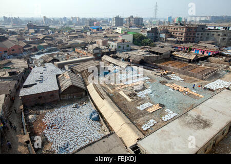 DHAKA, BANGLADESH 11 Janvier 2016 : Areal shot de Hazaribagh tannerie dans Dhaka le 11 janvier 2016. Le ministre des Industries Amir Hossain Uma a ordonné la tannerie, propriétaires d'avancer leurs établissements dans les 72 heures à partir de Hazaribagh à la ville industrielle de cuir à Savar, dans la banlieue de Dhaka. La région de Dhaka Hazaribagh, largement connu pour ses industries de la tannerie, a été répertorié comme l'un des 10 meilleurs endroits sur terre polluée avec 270 tanneries enregistré au Bangladesh, et autour de 90-95 pour cent sont situés à 8 000 à 12 000 employant Hazaribagh. Banque D'Images