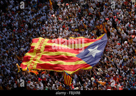 Environ 2 millions de pro-indépendantistes catalans se réunissent sur la Avinguda Meridiana, drapeau catalan de Barcelone Banque D'Images