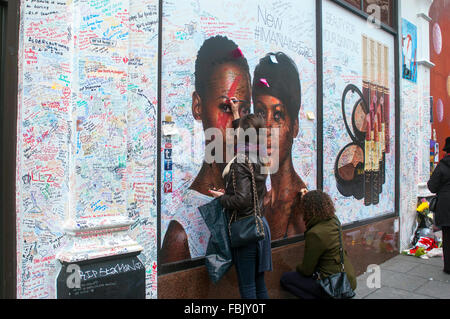 Brixton, Londres, Royaume-Uni. 17 janvier 2016. Sous la fresque de fleurs David Bowie en face de la station de métro de Brixton continuent de croître d'une semaine après sa mort. Les messages écrits sur l'affiche dans le magasin à Morley en référence son épouse Amin's cosmetics à côté de la fresque sont devenus populaires. Credit : JOHNNY ARMSTEAD/Alamy Live News Banque D'Images