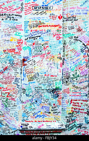 Brixton, Londres, Royaume-Uni. 17 janvier 2016. Sous la fresque de fleurs David Bowie en face de la station de métro de Brixton continuent de croître d'une semaine après sa mort. Les messages écrits sur l'affiche dans le magasin à Morley en référence son épouse Amin's cosmetics à côté de la fresque sont devenus populaires. Credit : JOHNNY ARMSTEAD/Alamy Live News Banque D'Images