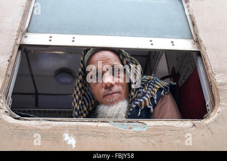 DHAKA, BANGLADESH 10 janvier 2016 dévots musulmans du Bangladesh : assister à la Akheri Munajat prières finales sur le troisième jour de Biswa Ijtema, la deuxième plus grande congrégation musulmane après le hajj, à la gare de Tongi Tongi à 20 km de Dhaka le 10 janvier 2016. Autour de deux millions de musulmans du Bangladesh et à l'étranger vu les trois jours avec des prières de la congrégation, sur les rives de la rivière Turag. Banque D'Images