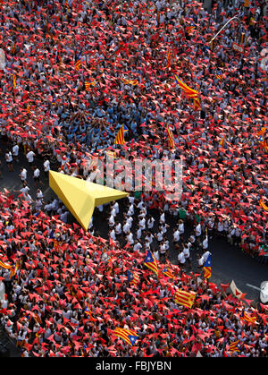 Environ 2 millions de pro-indépendantistes catalans se réunissent sur la Avinguda Meridiana, Barcelone Banque D'Images