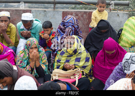 DHAKA, BANGLADESH 10 janvier 2016 dévots musulmans du Bangladesh : assister à la Akheri Munajat prières finales sur le troisième jour de Biswa Ijtema, la deuxième plus grande congrégation musulmane après le hajj, à la gare de Tongi Tongi à 20 km de Dhaka le 10 janvier 2016. Autour de deux millions de musulmans du Bangladesh et à l'étranger vu les trois jours avec des prières de la congrégation, sur les rives de la rivière Turag. Banque D'Images