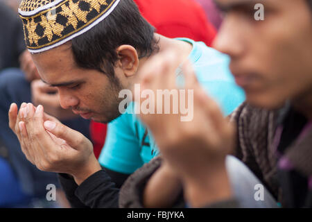 DHAKA, BANGLADESH 10 janvier 2016 dévots musulmans du Bangladesh : assister à la Akheri Munajat prières finales sur le troisième jour de Biswa Ijtema, la deuxième plus grande congrégation musulmane après le hajj, à la gare de Tongi Tongi à 20 km de Dhaka le 10 janvier 2016. Autour de deux millions de musulmans du Bangladesh et à l'étranger vu les trois jours avec des prières de la congrégation, sur les rives de la rivière Turag. Banque D'Images