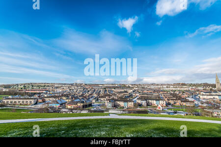 La vue depuis les murs donnant sur la zone de Bogside Derry, Irlande. Banque D'Images