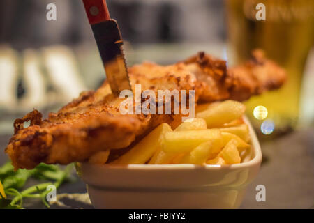 Fish and chips irlandais traditionnel servi dans un pub irlandais dans le centre-ville de Dublin. Banque D'Images