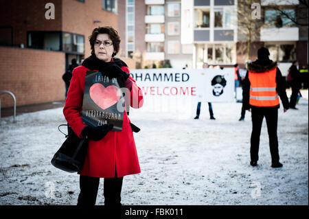 Apeldoorn, aux Pays-Bas. 17 Jan, 2016. Pegida Nederland protester à Apeldoorn (Pays-Bas). Pegida Anti-Islamism a démontré dimanche après-midi à Apeldoorn autour du Beekpark. La démonstration a été relativement calme, seulement quatre personnes ont été arrêtées. Le mouvement contre l'action antifasciste (MOF) à partir de la Frise a également pris les rues d'Apeldoorn. Credit : Romy Arroyo Fernandez/Alamy Live News. Banque D'Images