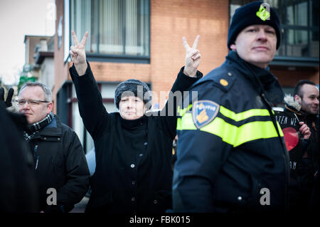 Apeldoorn, aux Pays-Bas. 17 Jan, 2016. Pegida Nederland protester à Apeldoorn (Pays-Bas). Pegida Anti-Islamism a démontré dimanche après-midi à Apeldoorn autour du Beekpark. La démonstration a été relativement calme, seulement quatre personnes ont été arrêtées. Le mouvement contre l'action antifasciste (MOF) à partir de la Frise a également pris les rues d'Apeldoorn. Credit : Romy Arroyo Fernandez/Alamy Live News. Banque D'Images