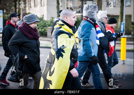 Apeldoorn, aux Pays-Bas. 17 Jan, 2016. Pegida Nederland protester à Apeldoorn (Pays-Bas). Pegida Anti-Islamism a démontré dimanche après-midi à Apeldoorn autour du Beekpark. La démonstration a été relativement calme, seulement quatre personnes ont été arrêtées. Le mouvement contre l'action antifasciste (MOF) à partir de la Frise a également pris les rues d'Apeldoorn. Credit : Romy Arroyo Fernandez/Alamy Live News. Banque D'Images