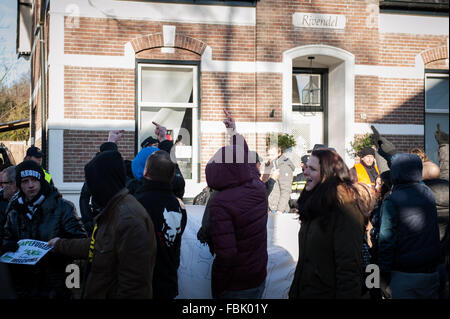 Apeldoorn, aux Pays-Bas. 17 Jan, 2016. Pegida Nederland protester à Apeldoorn (Pays-Bas). Pegida Anti-Islamism a démontré dimanche après-midi à Apeldoorn autour du Beekpark. La démonstration a été relativement calme, seulement quatre personnes ont été arrêtées. Le mouvement contre l'action antifasciste (MOF) à partir de la Frise a également pris les rues d'Apeldoorn. Credit : Romy Arroyo Fernandez/Alamy Live News. Banque D'Images