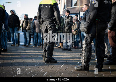 Apeldoorn, aux Pays-Bas. 17 Jan, 2016. Pegida Nederland protester à Apeldoorn (Pays-Bas). Pegida Anti-Islamism a démontré dimanche après-midi à Apeldoorn autour du Beekpark. La démonstration a été relativement calme, seulement quatre personnes ont été arrêtées. Le mouvement contre l'action antifasciste (MOF) à partir de la Frise a également pris les rues d'Apeldoorn. Credit : Romy Arroyo Fernandez/Alamy Live News. Banque D'Images