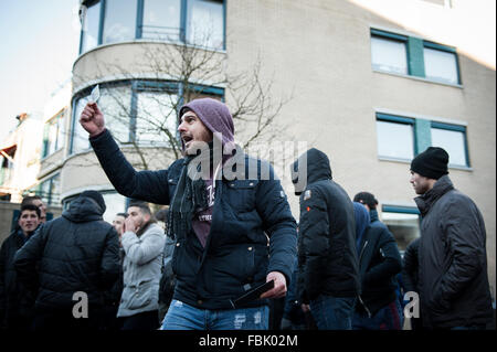 Apeldoorn, aux Pays-Bas. 17 Jan, 2016. Pegida Nederland protester à Apeldoorn (Pays-Bas). Pegida Anti-Islamism a démontré dimanche après-midi à Apeldoorn autour du Beekpark. La démonstration a été relativement calme, seulement quatre personnes ont été arrêtées. Le mouvement contre l'action antifasciste (MOF) à partir de la Frise a également pris les rues d'Apeldoorn. Credit : Romy Arroyo Fernandez/Alamy Live News. Banque D'Images