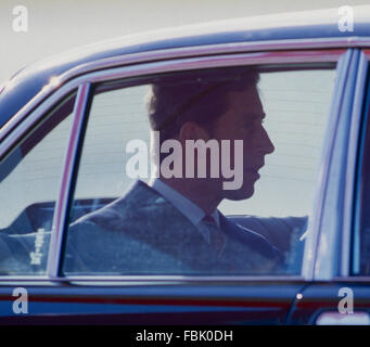 Oak Brook, Illinois, États-Unis, 4 septembre 1986, Charles, prince de Galles arrive à O'Hare domaine aujourd'hui au début de sa visite à Chicago. Il est à cheval sur le siège arrière d'une Jaguar XJ-6 noir. Credit : Mark Reinstein Banque D'Images