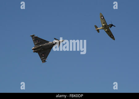 Bataille d'Angleterre avec Eurofighter Typhoon vol jet et Spitfire, à riat international air tattoo show 2015 Banque D'Images