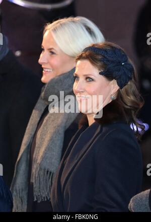 Oslo, 17-01-2016 La Princesse héritière Mette-Marit et la Princesse Märtha Louise 25e anniversaire de l'accession au trône de Norvège de Leurs Majestés le roi Harald et la reine Sonja La Famille royale assiste à des événements de la Place du Palais (Slottsplassen) PRE/Albert Nieboer/Pays-Bas OUT - AUCUN FIL SERVICE - Banque D'Images