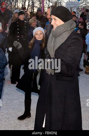 Oslo, 17-01-2016 La Princesse héritière Mette-Marit et la Princesse Ingrid Alexandra 25e anniversaire de l'accession au trône de Norvège de Leurs Majestés le roi Harald et la reine Sonja La Famille royale assiste à des événements de la Place du Palais (Slottsplassen) PRE/Albert Nieboer/Pays-Bas OUT - AUCUN FIL SERVICE - Banque D'Images