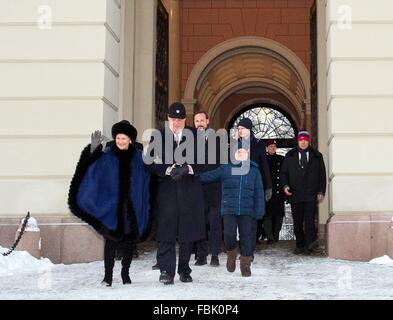 Oslo, 17-01-2016 Le roi Harald et la reine Sonja, le Prince héritier Haakon, La Princesse Ingrid Alexandra et Marius Borg Høiby 25e anniversaire de l'accession au trône de Norvège de Leurs Majestés le roi Harald et la reine Sonja La Famille royale assiste à des événements de la Place du Palais (Slottsplassen) PRE/Albert Nieboer/Pays-Bas OUT - AUCUN FIL SERVICE - Banque D'Images