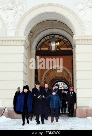 Oslo, 17-01-2016 Le roi Harald et la reine Sonja, le Prince héritier Haakon, La Princesse Ingrid Alexandra et Marius Borg Høiby 25e anniversaire de l'accession au trône de Norvège de Leurs Majestés le roi Harald et la reine Sonja La Famille royale assiste à des événements de la Place du Palais (Slottsplassen) PRE/Albert Nieboer/Pays-Bas OUT - AUCUN FIL SERVICE - Banque D'Images