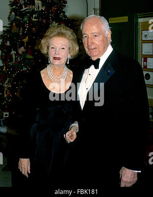 Washington, DC., USA, 6 décembre, 1992 Walter Annenberg et femme Léonore l'arrivée à la Maison Blanche pour le dîner d'état en l'honneur du Kennedy Center Honors. Credit : Mark Reinstein Banque D'Images