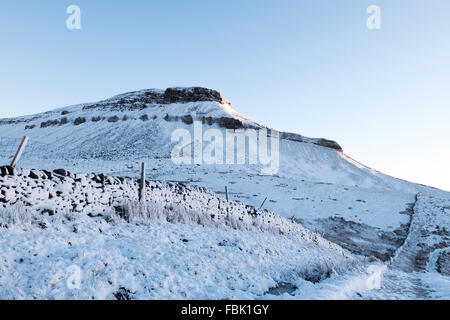 Pen Y Gand Hill dans la neige, dans le Parc National des Yorkshire Dales. Banque D'Images