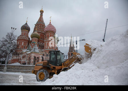 Moscou, Russie. 17 janvier, 2015. Enlever la neige sur la place Rouge à Moscou après une importante chute de neige, la Russie Banque D'Images