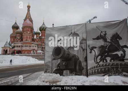 Moscou, Russie. 17 janvier, 2015. Enlever la neige sur la place Rouge à Moscou après une importante chute de neige, la Russie Banque D'Images